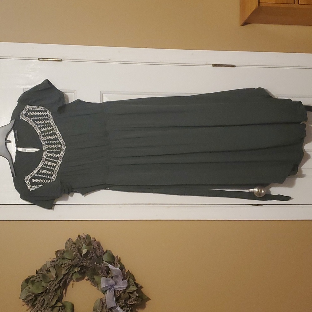 Bloomchic Sz 14-16 embroidered ruffle sleeve dress